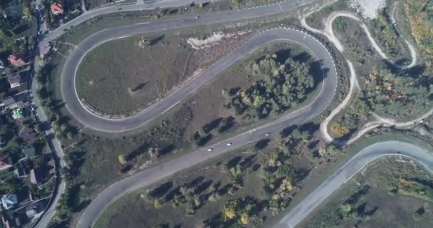 空中射击 在比赛中 无人机在赛车赛道上飞行 — 图库视频影像