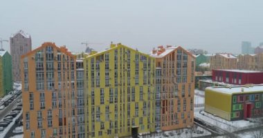 Havadan görünümü. Şehir bölgesi mutluluk. Renkli evler uçuş dron. Orta sınıf bir yerleşim bölgesi. Kiev şehri, Ukrayna. 4k.