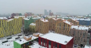 Havadan görünümü. Şehir bölgesi mutluluk. Renkli evler uçuş dron. Orta sınıf bir yerleşim bölgesi. Kiev şehri, Ukrayna. 4k.