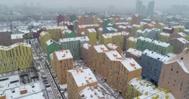 Havadan görünümü. Şehir bölgesi mutluluk. Renkli evler uçuş dron. Orta sınıf bir yerleşim bölgesi. Kiev şehri, Ukrayna. 4k.