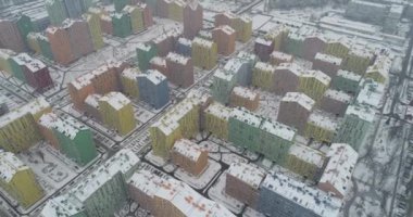 Havadan görünümü. Şehir bölgesi mutluluk. Renkli evler uçuş dron. Orta sınıf bir yerleşim bölgesi. Kiev şehri, Ukrayna. 4k.