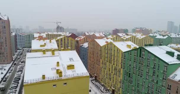幸せの街 カラフルな家の上を飛んでのドローン 中流階級の住宅街 ウクライナ キエフ市4 — ストック動画