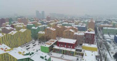 Havadan görünümü. Şehir bölgesi mutluluk. Renkli evler uçuş dron. Orta sınıf bir yerleşim bölgesi. Kiev şehri, Ukrayna. 4k.