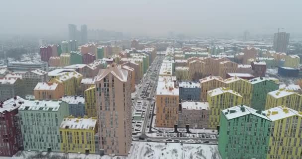 幸せの街 カラフルな家の上を飛んでのドローン 中流階級の住宅街 ウクライナ キエフ市4 — ストック動画