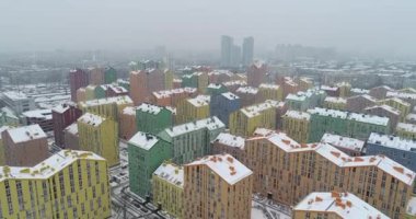Havadan görünümü. Şehir bölgesi mutluluk. Renkli evler uçuş dron. Orta sınıf bir yerleşim bölgesi. Kiev şehri, Ukrayna. 4k.
