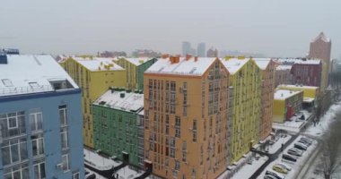 Havadan görünümü. Şehir bölgesi mutluluk. Renkli evler uçuş dron. Orta sınıf bir yerleşim bölgesi. Kiev şehri, Ukrayna. 4k.