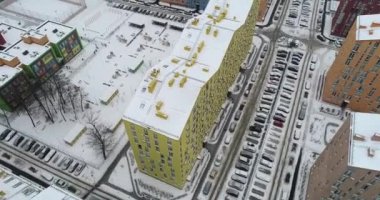Havadan görünümü. Şehir bölgesi mutluluk. Renkli evler uçuş dron. Orta sınıf bir yerleşim bölgesi. Kiev şehri, Ukrayna. 4k.