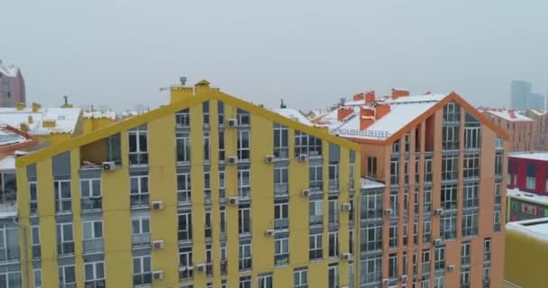 城市区的幸福 无人机在五颜六色的房子上方飞行 中产阶级住宅区 乌克兰基辅市 — 图库视频影像