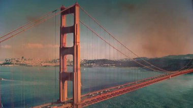 Golden gate köprüsü ve San Francisco manzarası yangında. Zaman atlamalı. Yakın çekim. 4k.