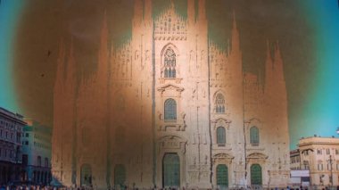Milano Duomo Katedrali. Resim kül haline dönüşüyor. Zaman atlamalı. 4k.