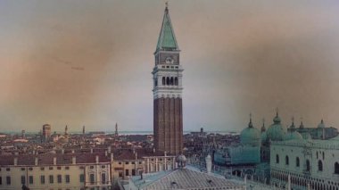Venedik 'teki St. Mark 'ın saat kulesinin resmi kül haline geliyor. Zaman atlamalı. 4k.