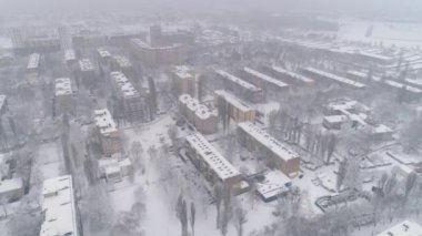 Havadan görünüm. İnsansız hava aracı Doğu Avrupa'daki tipik yerleşim alanının üzerinde uçuyor. 4k