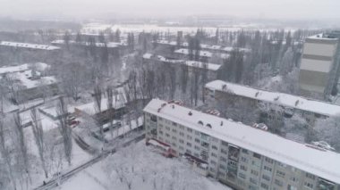 Havadan görünüm. İnsansız hava aracı Doğu Avrupa'daki tipik yerleşim alanının üzerinde uçuyor. 4k