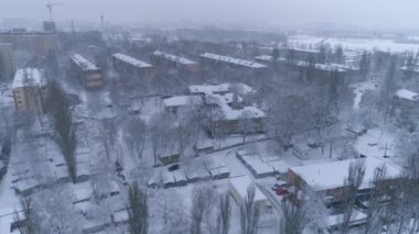 Havadan görünüm. İnsansız hava aracı Doğu Avrupa'daki tipik yerleşim alanının üzerinde uçuyor. 4k