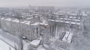 Havadan görünüm. İnsansız hava aracı Doğu Avrupa'daki tipik yerleşim alanının üzerinde uçuyor. 4k