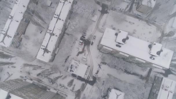 无人机在东欧典型的住宅区上空飞行 — 图库视频影像