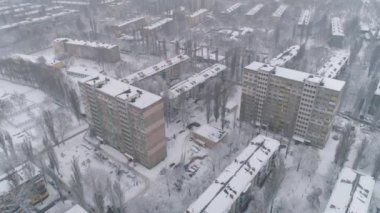 Havadan görünüm. İnsansız hava aracı Doğu Avrupa'daki tipik yerleşim alanının üzerinde uçuyor. 4k