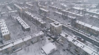 Havadan görünüm. İnsansız hava aracı Doğu Avrupa'daki tipik yerleşim alanının üzerinde uçuyor. 4k