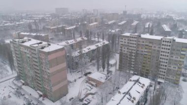 Havadan görünüm. İnsansız hava aracı Doğu Avrupa'daki tipik yerleşim alanının üzerinde uçuyor. 4k