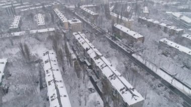 Havadan görünüm. İnsansız hava aracı Doğu Avrupa'daki tipik yerleşim alanının üzerinde uçuyor. 4k