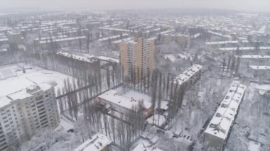 Havadan görünüm. İnsansız hava aracı Doğu Avrupa'daki tipik yerleşim alanının üzerinde uçuyor. 4k