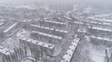 Havadan görünüm. İnsansız hava aracı Doğu Avrupa'daki tipik yerleşim alanının üzerinde uçuyor. 4k