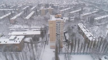 Havadan görünüm. İnsansız hava aracı Doğu Avrupa'daki tipik yerleşim alanının üzerinde uçuyor. 4k