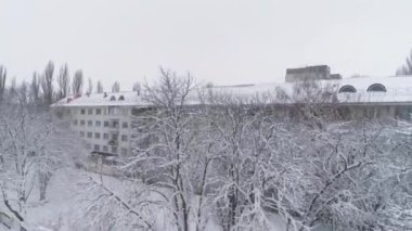 Havadan görünüm. İnsansız hava aracı Doğu Avrupa'daki tipik yerleşim alanının üzerinde uçuyor. 4k