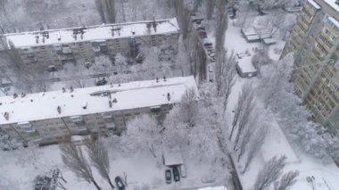 Havadan görünüm. İnsansız hava aracı Doğu Avrupa'daki tipik yerleşim alanının üzerinde uçuyor. 4k