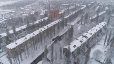 Havadan görünüm. İnsansız hava aracı Doğu Avrupa'daki tipik yerleşim alanının üzerinde uçuyor. 4k
