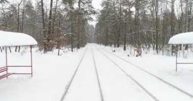 Hava Pov. Elektrikli tramvay, karla kaplı ormanda gezintiye çıkar. 4k
