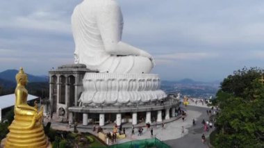 Drone videosu. Büyük beyaz büyük Buda'nın heykeli. Phuket, Tayland.
