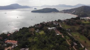 Havadan görünüm. Phuket Adası, Tayland. Drone Sahil Şeridi üzerinde uçar.