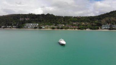 Havadan görünüm. Phuket adası, Tayland koyunda lüks yatlar. 4k