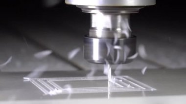 Yavaş çekim. Frezeleme makinesi plastik parçalar yapar. Frezeleme kesici prosesleri.
