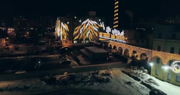 Видео Дроном Украшение Рождественских Фонарей Освещённое Здание — стоковое видео