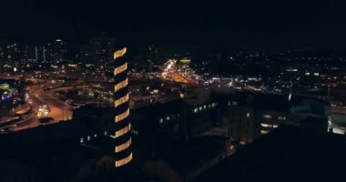 Drone videosu. Noel sokak ışıkları dekorasyon. Işıklı bina. 4k.