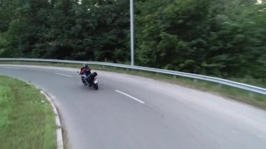 Havadan ateş. Drone takip motosikletçisi. Yol çemberinde spor motosiklet. 4k