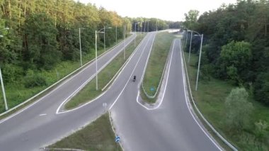 Havadan ateş. Drone takip motosikletçisi. Spor motosiklet yolda. 4k
