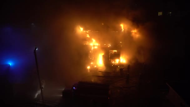 Hausbrand Feuerwehrmann Bekämpft Loderndes Feuer — Stockvideo