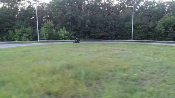 空中ショット ドローン追跡モーターサイクリスト ロードサークル上のスポーツバイク — ストック動画