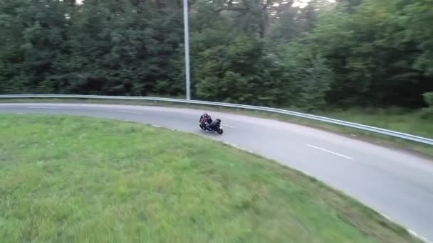 Strzał Lotu Ptaka Drone Śledzenia Motocyklista Motocykl Sportowy Kole Drogowym — Wideo stockowe