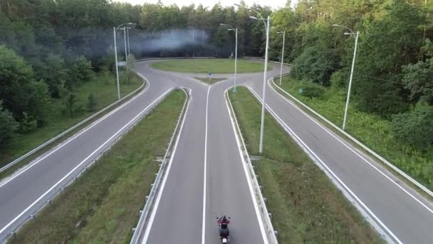 Tiro Aéreo Drone Localizando Motociclista Moto Desportivo Estrada — Vídeo de Stock