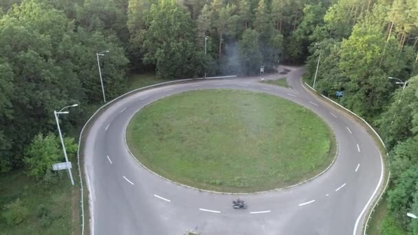 Havadan Ateş Drone Takip Motosikletçisi Yol Çemberinde Spor Motosiklet — Stok video