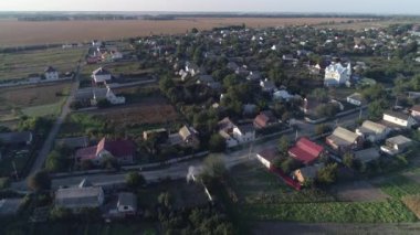 Havadan görünüm. Ukrayna'da tipik kırsal. Banliyö yerleşim aera. 4k