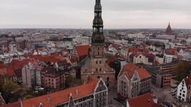 Havadan görünüm. Riga, Letonya'nın tarihi merkezi. St. Peters Katedrali.