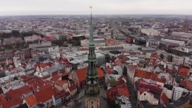 Havadan görünüm. Riga, Letonya'nın tarihi merkezi. St. Peters Katedrali.