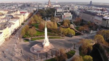 Riga'daki Özgürlük Heykeli'nin Havadan Görünümü. Bağımsızlık Meydanı. Letonya.