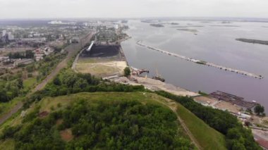 Havadan görünüm. Büyük su deposu yakınındaki tepede Ukrayna bayrağı.