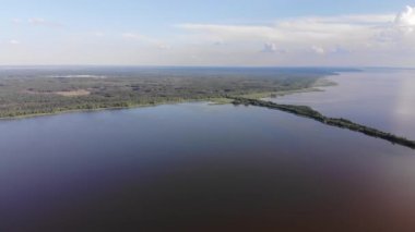 Drone videosu. Doğal manzara. İki rezervuar arasında dar uzun kumlu ada.